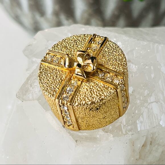 CHRISTIAN DIOR Round Present Hat Gift Box Brooch - Picture 5 of 13